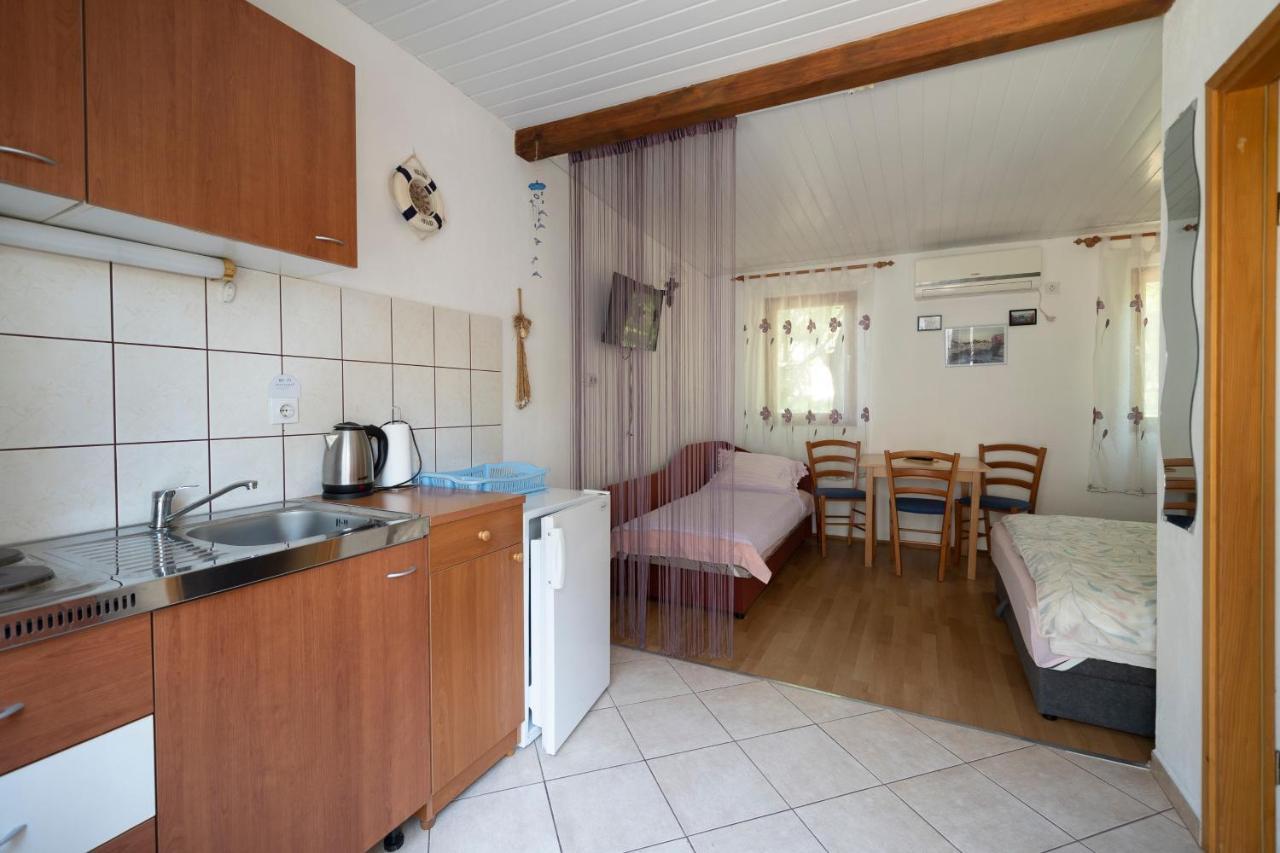 Studio Apartman Ema Горни-Карин Экстерьер фото